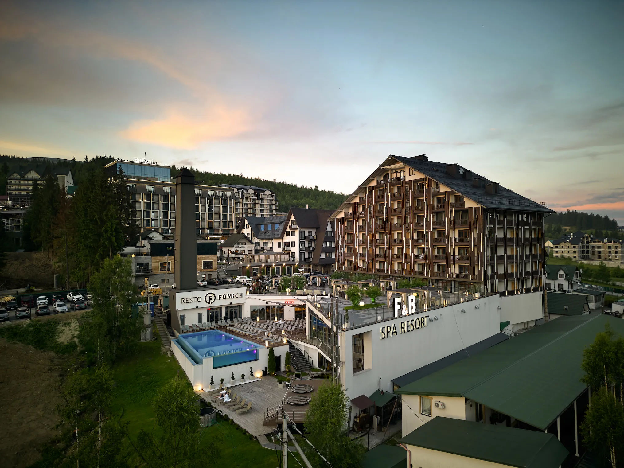 F&B Spa Resort у Буковелі на заході сонця з відкритим басейном, фото Fomich Hotels