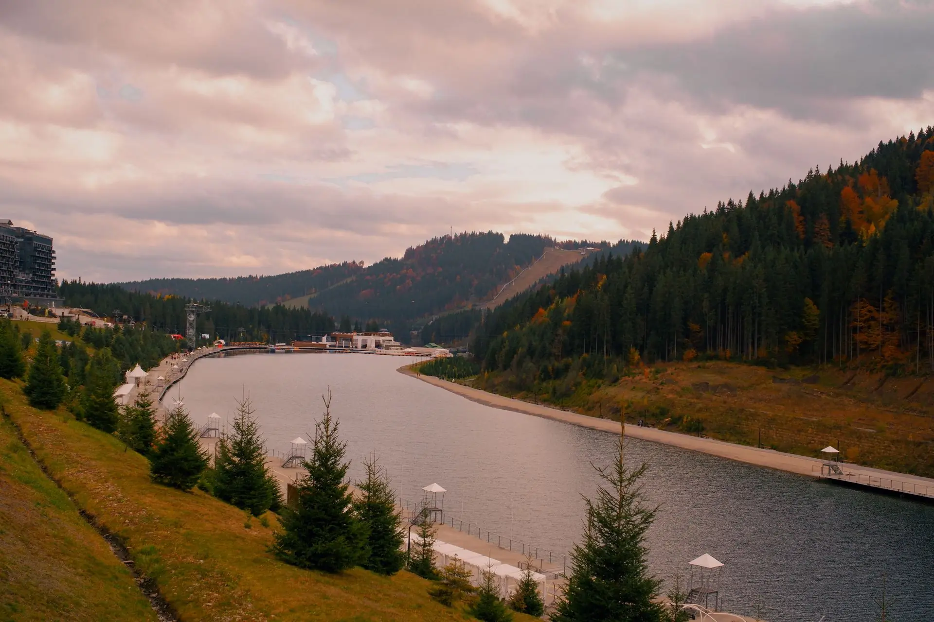 Озеро Молодості серед осінніх схилів Буковеля, фото Fomich
